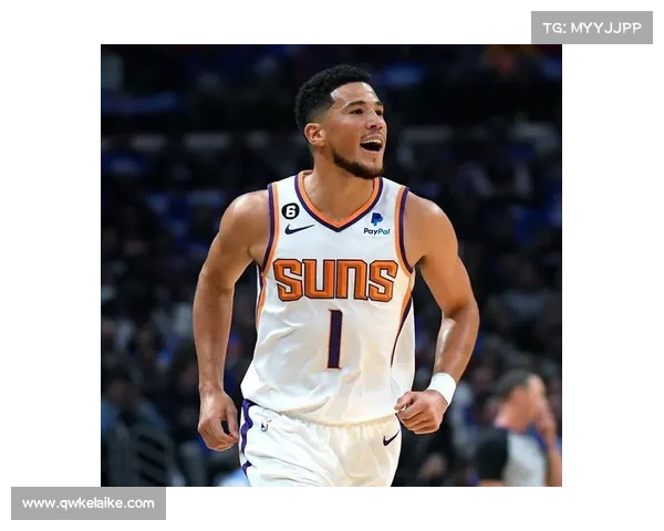 德文·布克凭借卓越得分能力在比赛中屡屡找到得分机会 德文·布克凭借卓越得分能力在比赛中屡屡找到得分机会